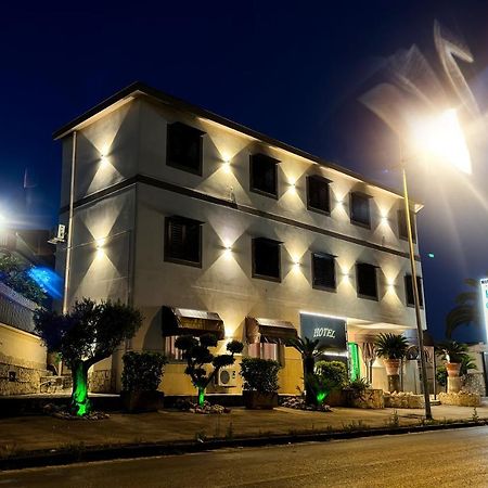 Hotel Martini Casavatore Buitenkant foto