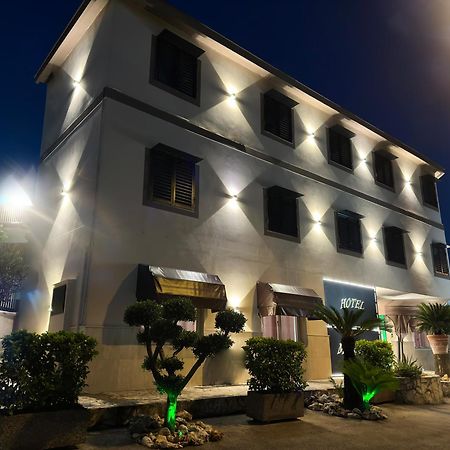 Hotel Martini Casavatore Buitenkant foto