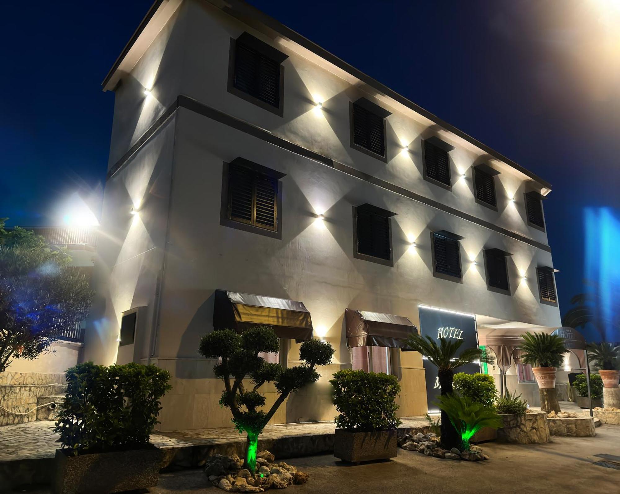 Hotel Martini Casavatore Buitenkant foto