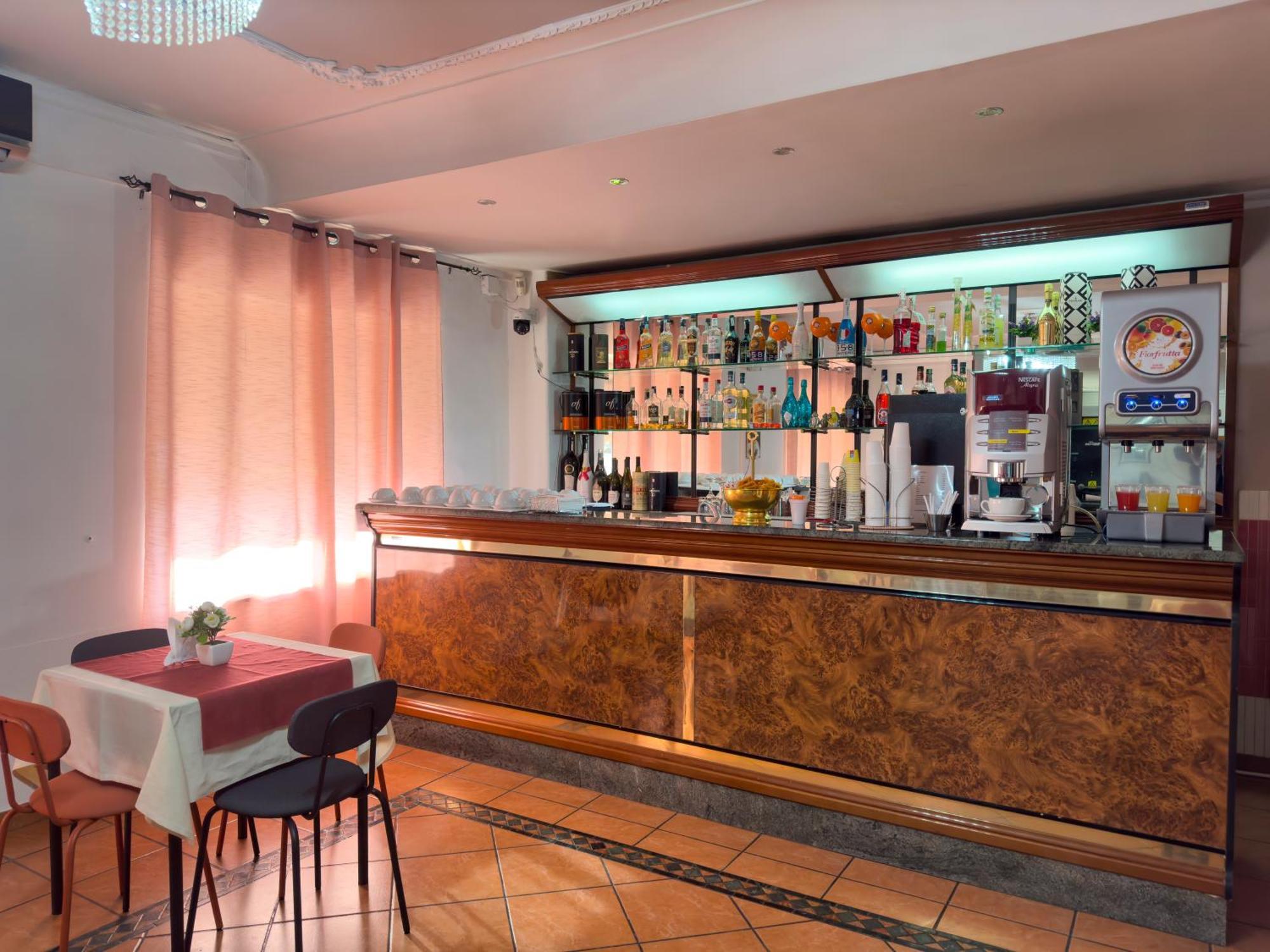 Hotel Martini Casavatore Buitenkant foto
