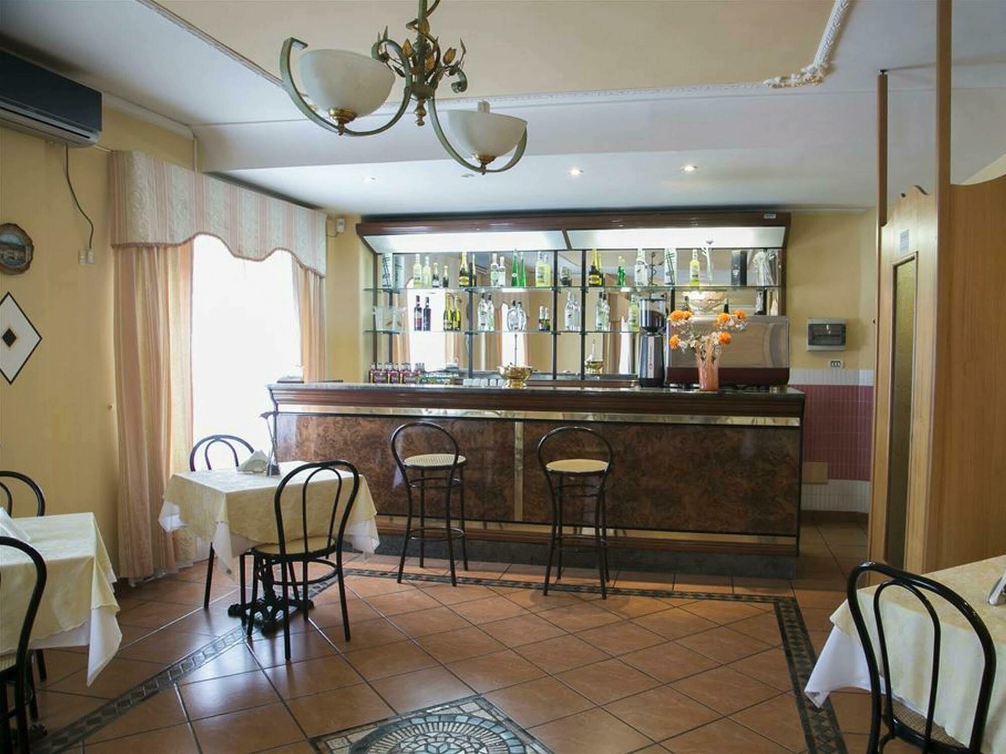Hotel Martini Casavatore Buitenkant foto