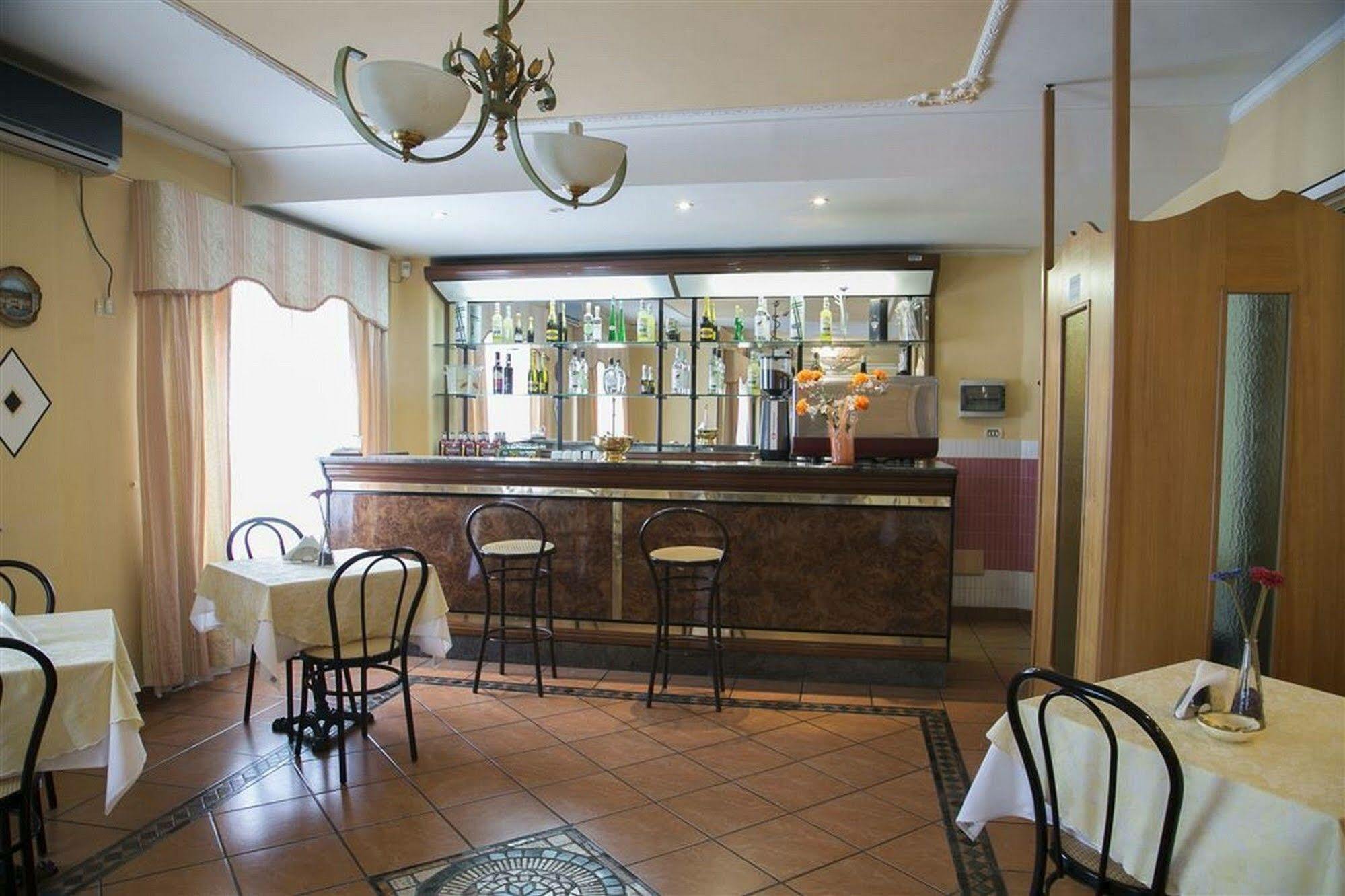 Hotel Martini Casavatore Buitenkant foto