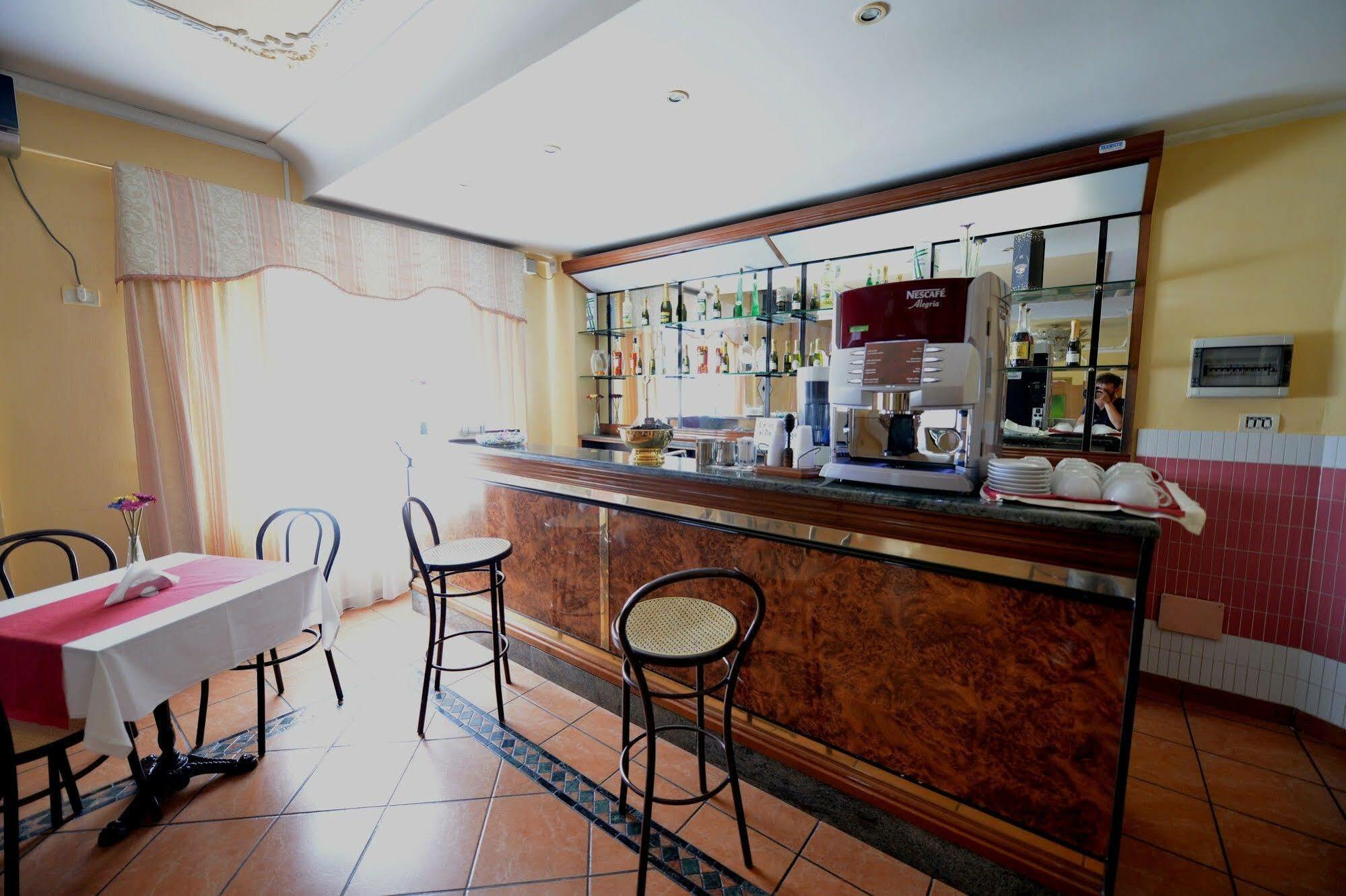 Hotel Martini Casavatore Buitenkant foto