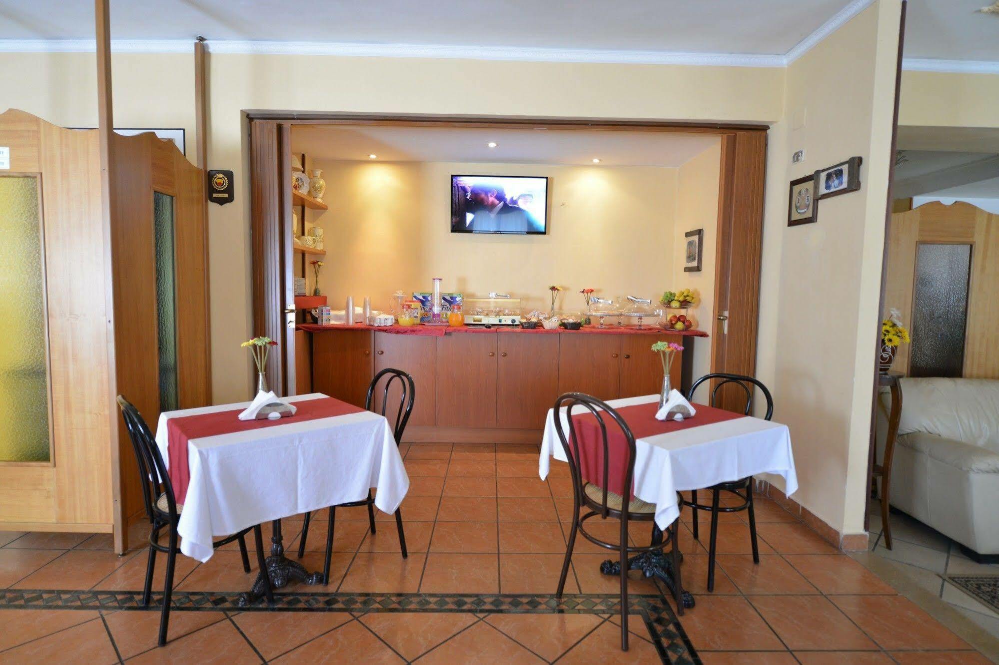 Hotel Martini Casavatore Buitenkant foto