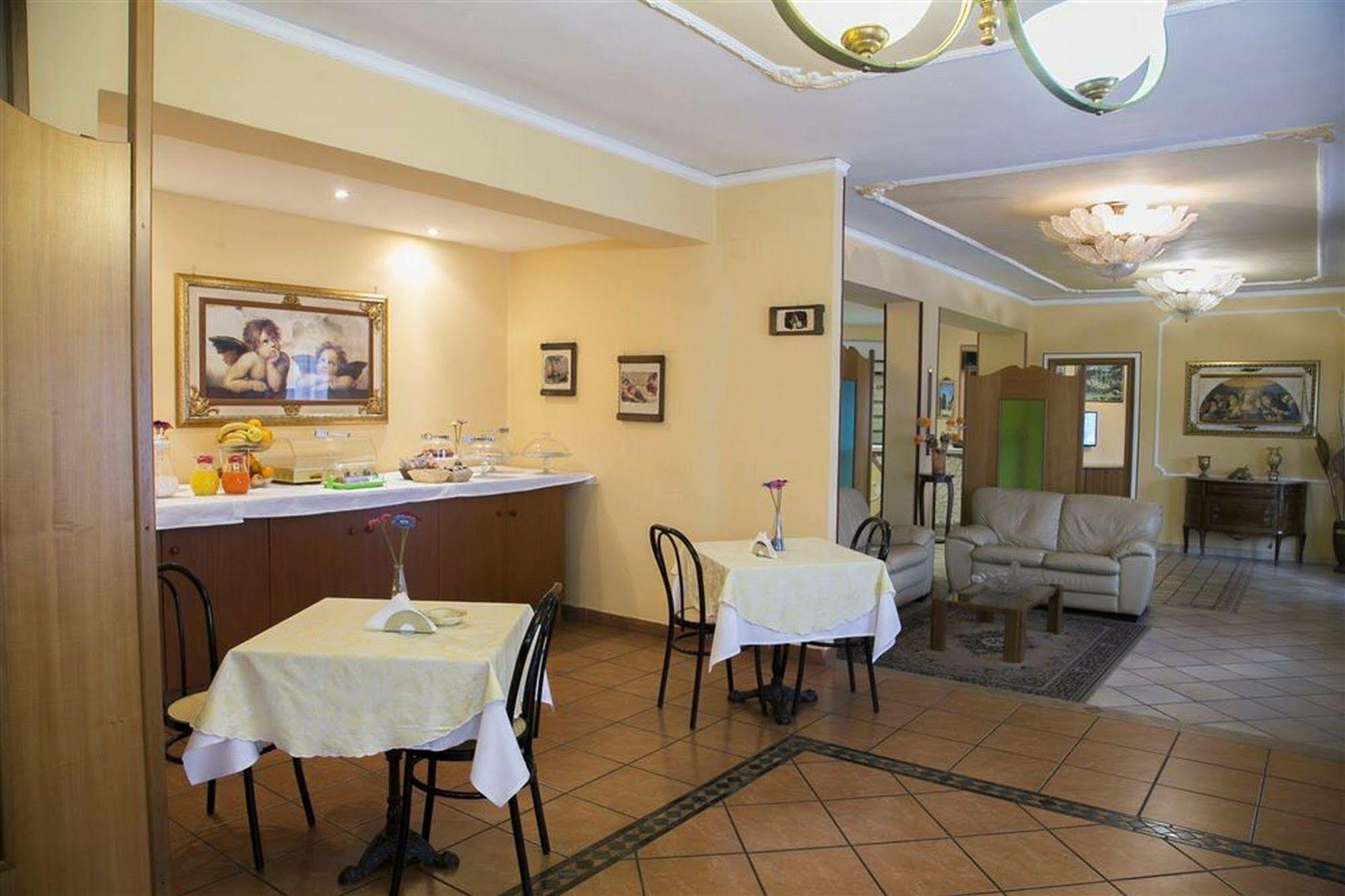 Hotel Martini Casavatore Buitenkant foto