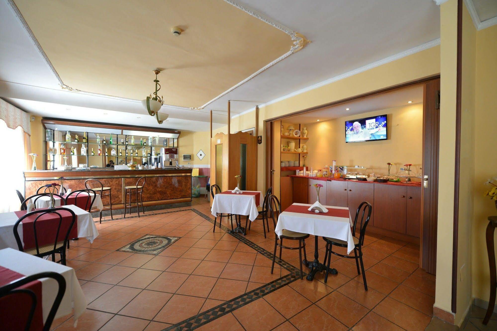 Hotel Martini Casavatore Buitenkant foto