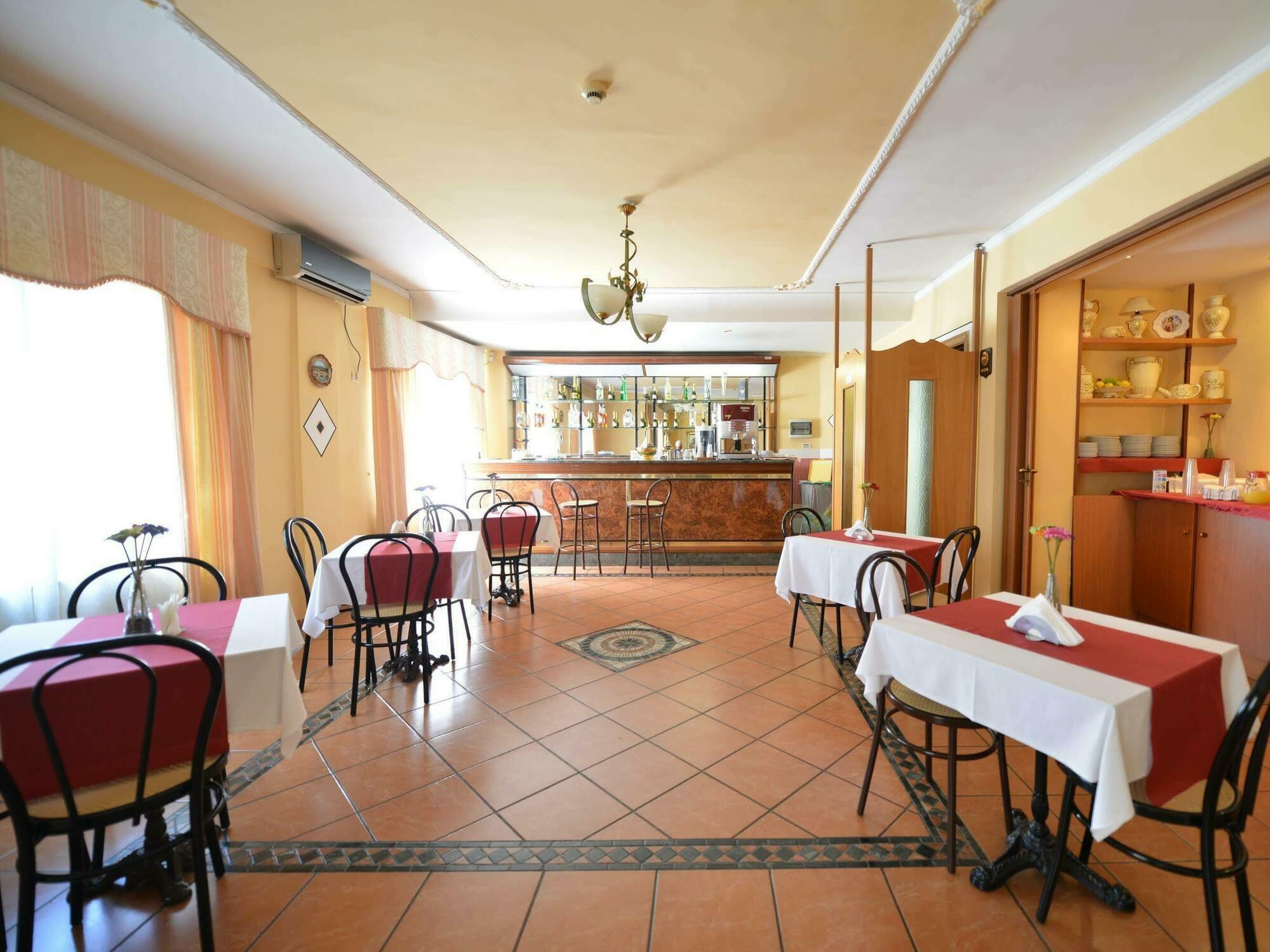 Hotel Martini Casavatore Buitenkant foto